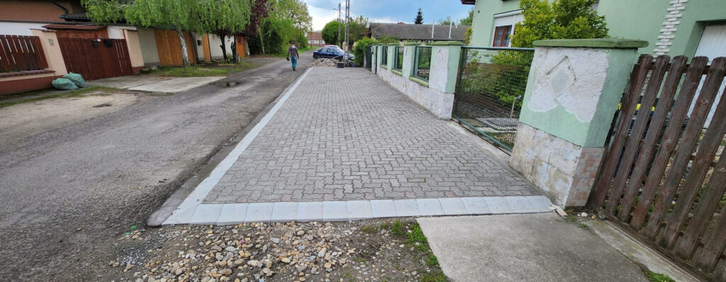 Térkövezett kocsibehajtó kialakítása – elkészült munka